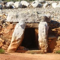 Centro_de_Alcalar_2017_-_Monumento_9_-_Entrada_(cropped)