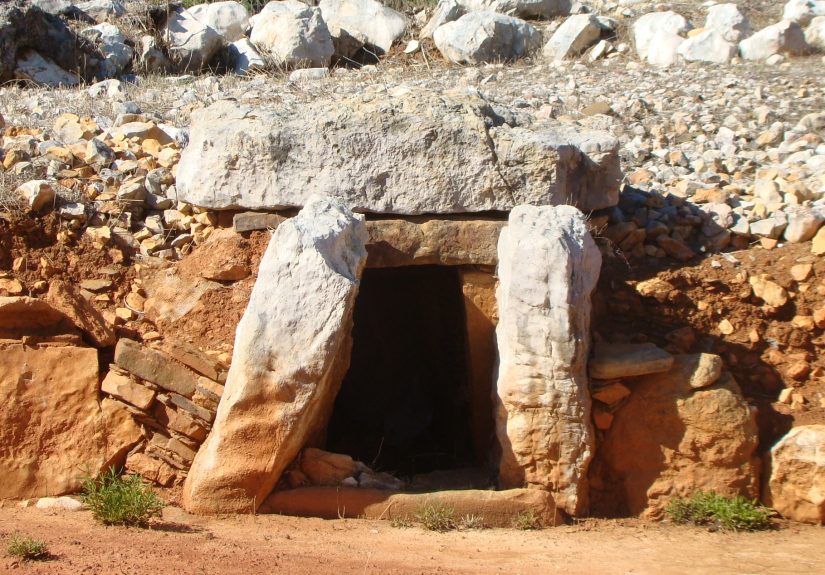 Centro_de_Alcalar_2017_-_Monumento_9_-_Entrada_(cropped)